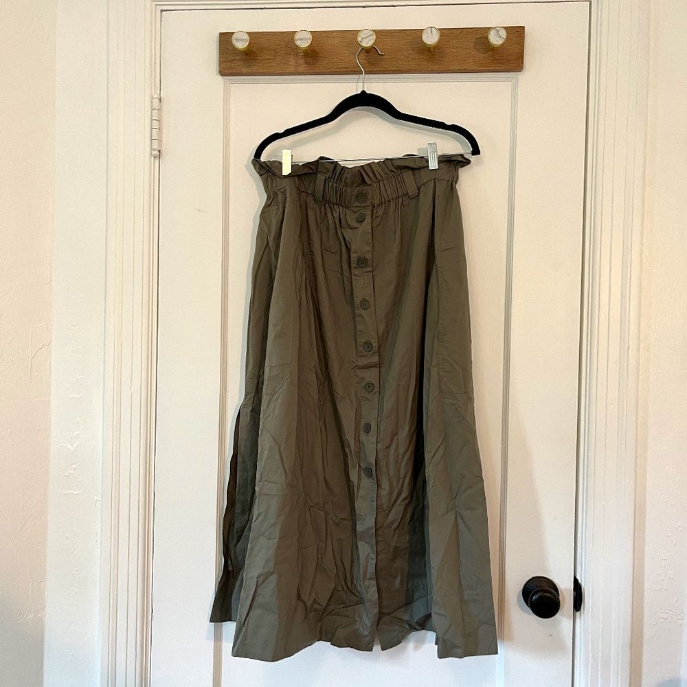 NWOT Everlane "Easy Button-front Skirt" with elastic waist, pewter green size L